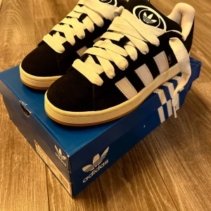 Adidas campus  - Säljer mina adidas campus 00, köpte från Size och har använt fåtal gånger. Bra skick och kvitto finns. Pris kan diskutera.