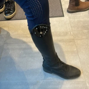 Ridstövlar svarta med diamanter på  - QHP ridstövlar för junior, storlek 37 N. Artikelnr: 103292 7172.
