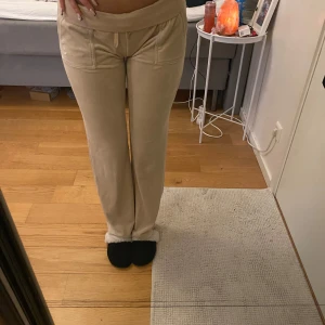 Beiga juicy byxor - Jätte sköna juicy byxor i mjukt material. Byxorna är i storlek M men passar mig bra som är en S. En knapp saknas på en ficka där bak men det går att få tag i butik! Annars bra skick inga fläckar eller annat, vill bli av me dessa så pris kan sänkas vid snabb affär🫶