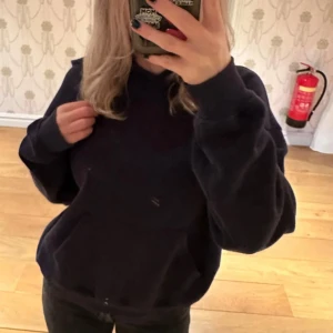 Mörkblå hoodie Gina - Säljer denna mörkblå hoodie från gina i storlek S💕