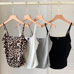 Linnen/ toppar  - 4st linnen. Leopardmönster, vit, grå och svart. Aldrig använda! Storlek S