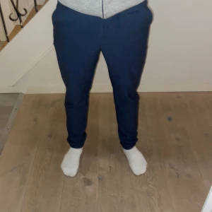 Blå les deux byxor - 🔥🔥🔥🔥🔥Snygga blå byxor. Byxorna har en klassisk passform med knappar och dragkedja framtill. Perfekta för en stilren look. 🔥🔥🔥🔥🔥