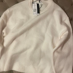 Vit stickad tröja - Ny med prislapp
