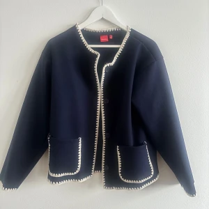 Vårjacka - Superfin marinblå tunnare jacka/ kofta med vita ”stitch” detaljer! Storleken är 170 men sitter som Xs-S🩷 Bara använd vid två tillfällen så i superfint skick🫶🏻