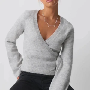 Grå omlottkofta - Säljer det populära och slutsålda omlottkoftan från Gina. Använd fåtal gånger, 2 ggr och är i superfint skick!💕💕