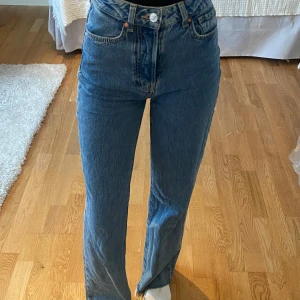 Raka jeans - Blå jeans med högre midja och raka ben🩵