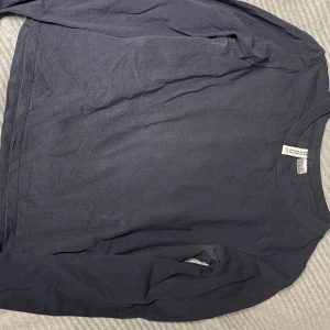 Mörkblå långärmad tröja från hm - Säljer en enkel och stilren  långärmad tröja från hm. Perfekt för lager-på-lager eller som den är. Tröjan är i mjukt material och har en rund halsringning.