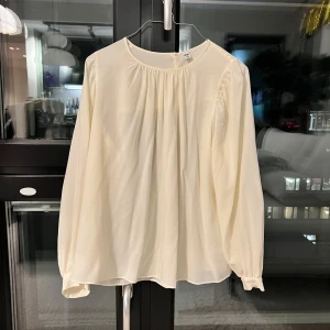 Fin blus - Aldrig använd, jättefint skick! 100% viskos