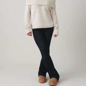 Svarta jeans - Säljer ett par midwaist jeans från Gina då dom inte är till användning längre. De har en slags textur på bakfickan, jätte fina och passar till vilken outfit som helst! Köpte dom för 359