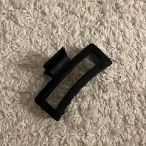 Svart hårklämma - Snygg och praktisk svart hårklämma i plast. Perfekt för att hålla håret på plats med stil. Väldigt stor, och inga repor!