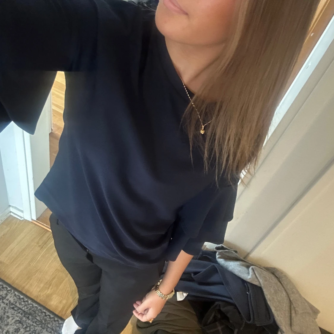 Mörkblå blus med volangärmar