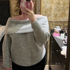 Grå offshoulder tröja - Gammal grå off-shoulder tröja från H&M. Använd ett par gånger men är i mycket bra skick. 