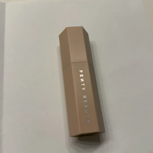 Fenty Beauty Match Stix i nyansen Mocha - Säljer en Fenty Beauty Match Stix i nyansen Mocha. Denna krämiga stick är perfekt för contouring/bronzing och som är lätt att applicera och blanda ut. Endast använd 1 gång. Ger en jätte fin bronzig look. Nypris: 419kr säljer för 279kr. 