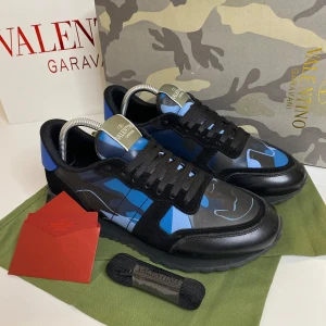 Valentino Rockrunner Skor - Tja, säljer dessa Valentino Rockrunner skor i 9/10 skick, nypris ca 5499kr, säljer för endast 2299kr, du får med en dustbag & extra snören, använd i 3 månader, vid frågor eller funderingar skicka Pm 📩// Mvh HamWear