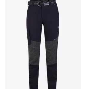 Marinblåa byxor från Pelle P - Snygga marinblåa byxor från Pelle P med grå förstärkningar på knäna och rumpan och är även vattenavvisande och snabbtorkande. Byxorna har en praktisk ficka på sidan och ett bälte med spänne i midjan. Perfekta för utomhusaktiviteter. Nypris 1 600kr