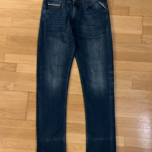 Mörkblå jeans från Replay - Snygga mörkblå jeans från Replay använd ungefär 5 gånger storlek 30/32 