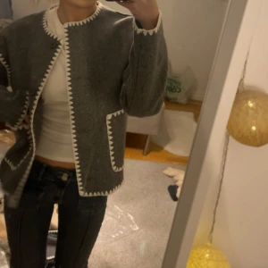 Vårjacka - Säljer denna jacka som även går att ha som kofta! Den är som ny, bara använt några få gånger då jag tycker den är lite stor! 