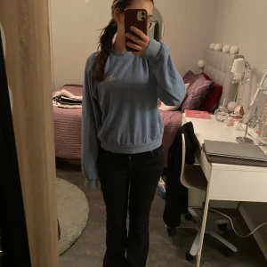 sweatshirt, stockholmsstil  - Säljer en blå sweatshirt från H&M Divided i storlek XS. Säljer då den inte används längre.