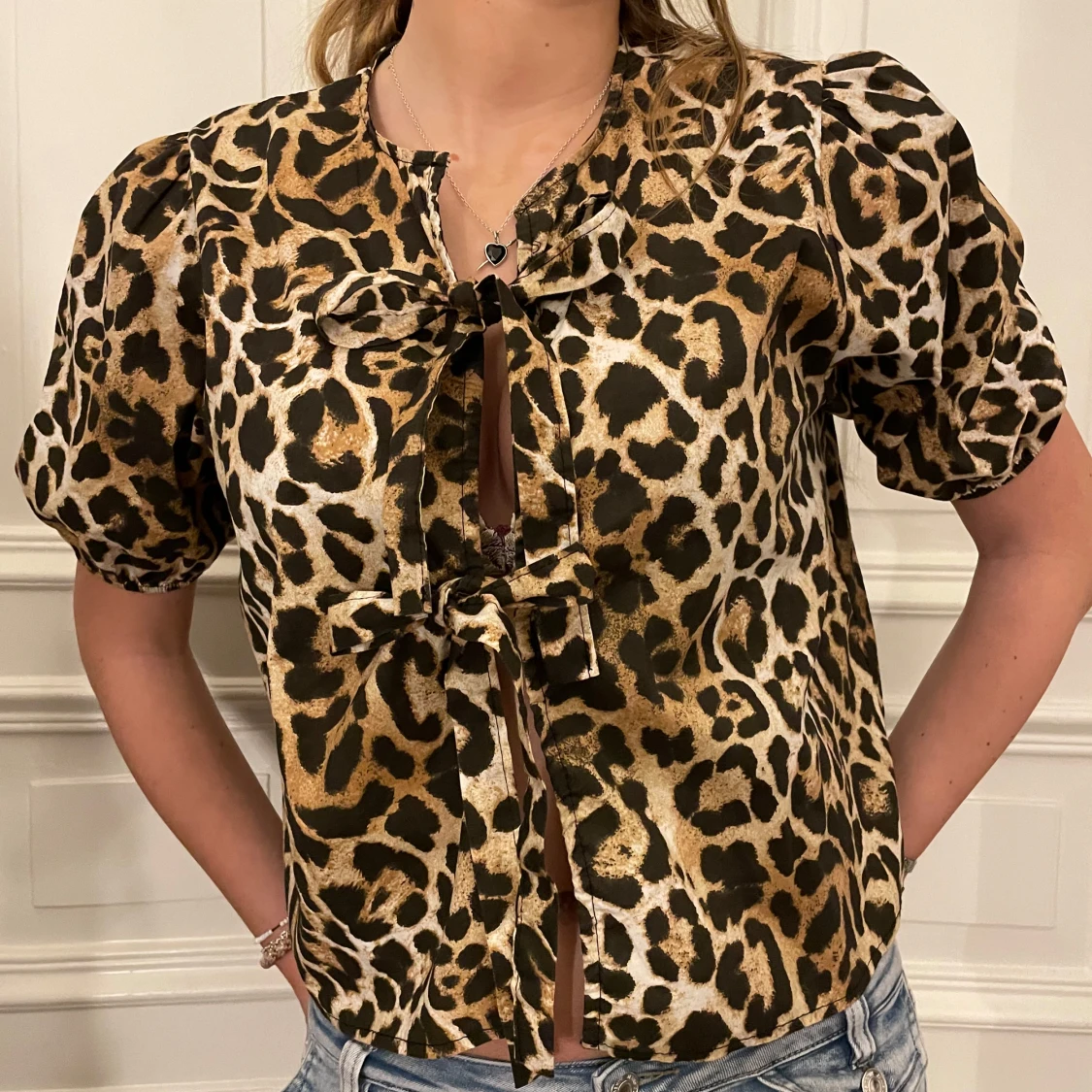 Leopardmönstrad blus med knytband - 1