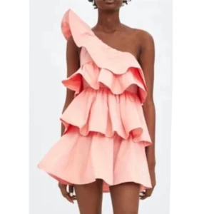 Rosa oneshoulder klänning - Trendig rosa klänning med volanger från zara. Perfekt för sommaren . Har aldrig använt och är köpt på plick . Den är i bra skick, kom privat för fler bilder 💞😊