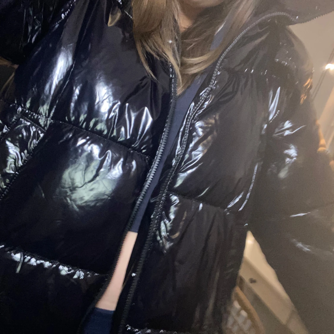 Svart glansig pufferjacka från Zara - 1