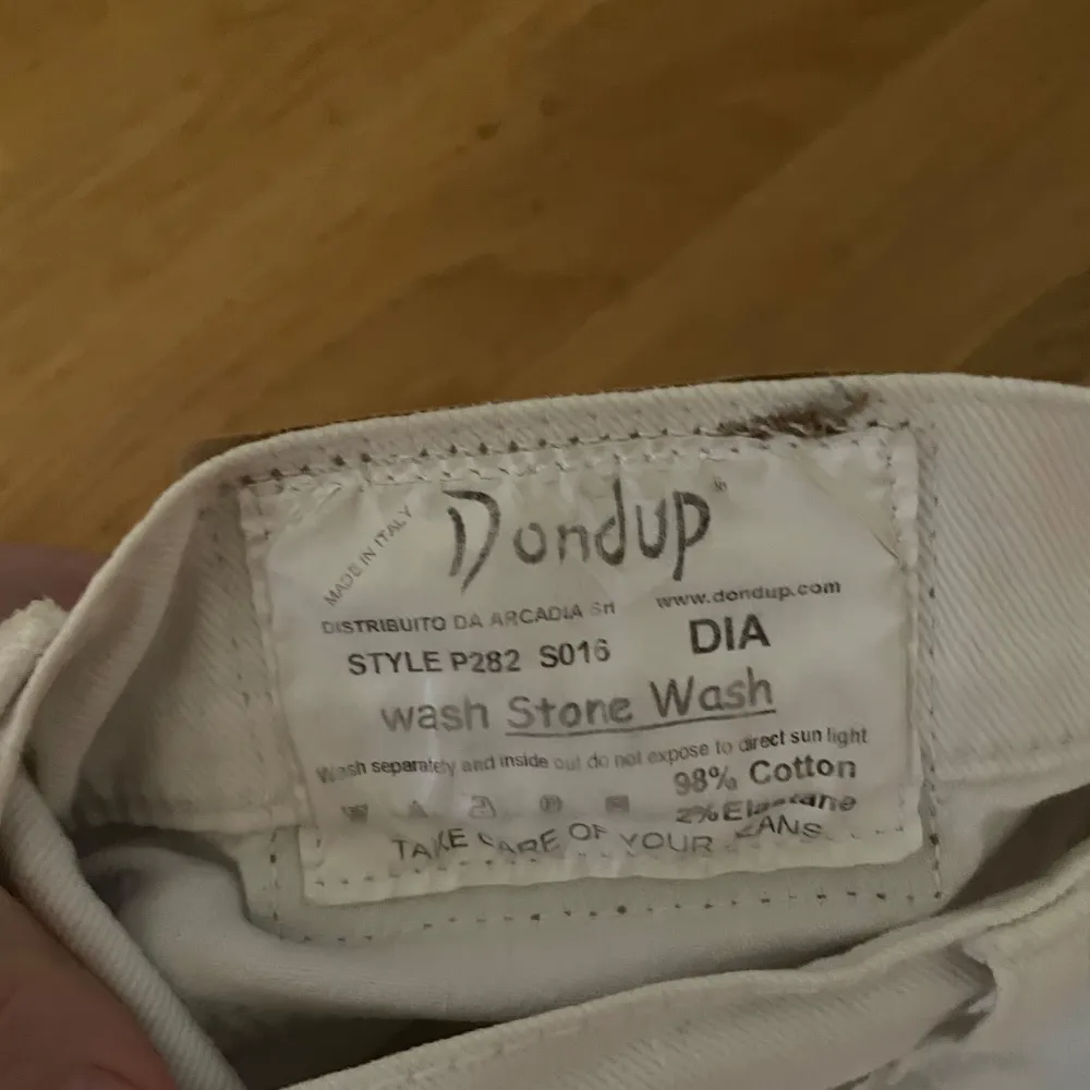 Snygga vita jeans från Dondup med klassisk femficksdesign och knappgylf. Tillverkade i bomull för en bekväm passform. Perfekta för att vara sthlm stil look STRL 27 Kvinna Orginal pris 1500kr. Farkut & Housut.