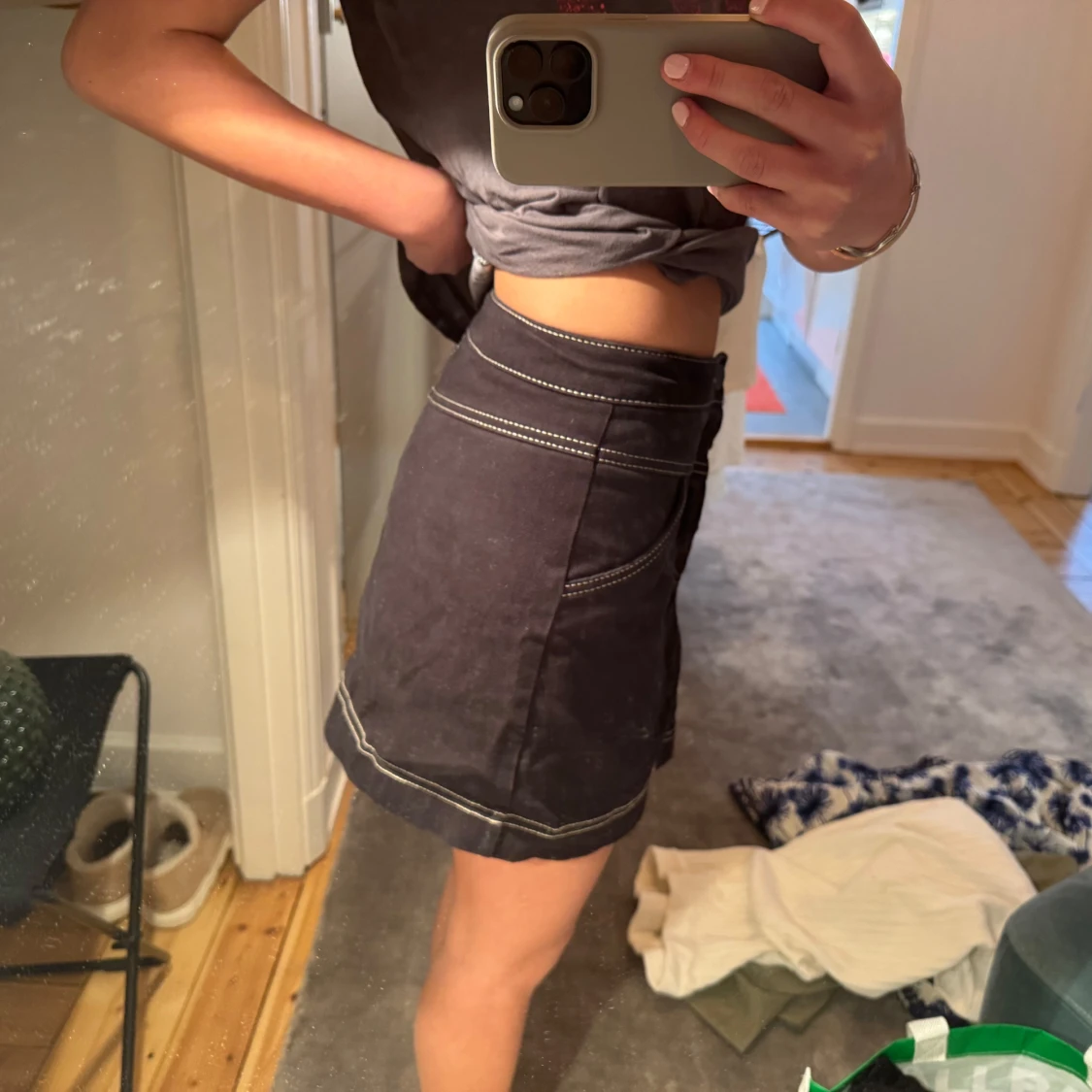 Svart jeanskjol med kontrastsömmar - 90