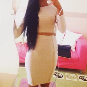 Vit tvådelad klänning - Trendig beige/rose tvådelad klänning med långärmad topp och tight kjol. Perfekt för en stilren look 🤍