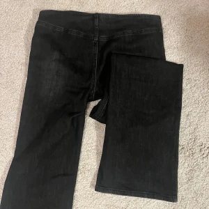 Jeans - Coola bootcut jeans med låg midja, storlek L men skulle säga att de är mer som M