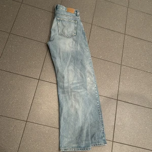 Ljusblå jeans från weekday - Säljer ett par ljusblå jeans från weekday helt oanvända pga förstora storlek 30-32 
