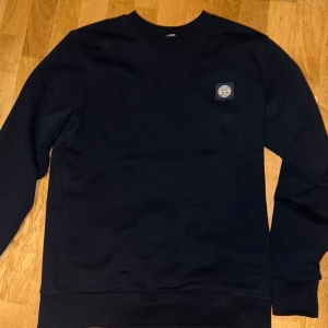 Stone Island sweatshirt - Ny mörkblå stone Island tröja, endast logga på bröstet, för liten för mig så ej använd, fet så synd att jag lär sälja