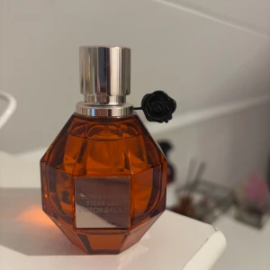 Parfym från Viktor & Rolf - Parfym från viktor & rolf. Flowerbomb tiger lily. Eau the parfum 50ml. Nästan helt ny, använt lite. Nypris : 1450kr