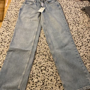 Subdued low waist straight jeans - Jeans från Subdued i blå färg. De är low waist och är straight fit men är rätt så lösa i benen. Jeansen är aldrig använda och därför i perfekt skick 