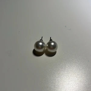Pärlörhängen - Eleganta pärlörhängen med silverfäste. Perfekta för att ge en klassisk touch till din stil. Passar både till vardag och fest. Har ett par till likadana om någon skulle vara intresserad.