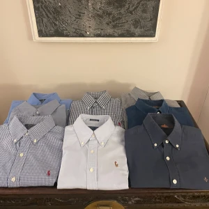 Ralph Lauren och Morris Skjortor - Säljer flera stilrena skjortor från Ralph Lauren i olika nyanser av blått och vitt. De är i storlekar från XS-M vilket gör att någon passar just dig! Alla är i ett mycket bra skick och ingen har tecken på användning. Priset går alltid att diskutera! HÖR AV DIG VID EVENTUELLA FRÅGOR!!
