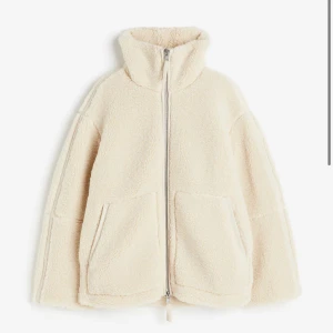 Beige teddyjacka med dragkedja - Mysig beige teddyjacka med hög krage och dragkedja framtill. Jackan har två stora fickor och en avslappnad passform, perfekt för kyliga dagar. Använt ett par få gånger och går tyvärr inte till använing längre känns som helt ny och vill gärna sälja den. 