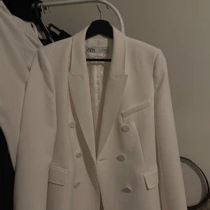 Vit kavaj från Zara - Elegant vit kavaj från Zara köpt för -999 säljer för 500. Använt bara en gång 