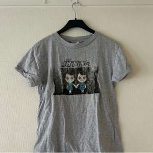 grå tshirt the shining - plastigt tryck lite avflagnat men inget som syns mycket