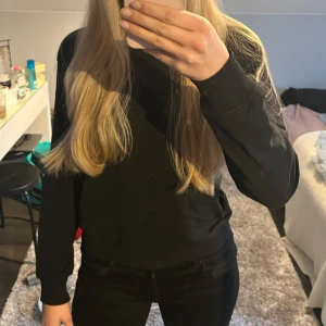 Svart sweatshirt  - Säljer denna svarta sweatshirten från nakd i storlek s🖤