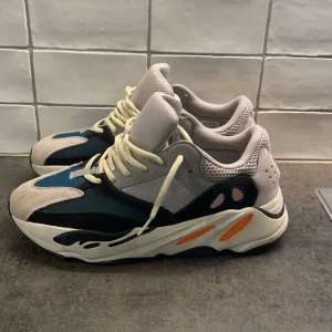 Yeezys - Tjena, nu säljer jag mina yeezy boost 700 wave runner, De är i helt okej skick 7/10