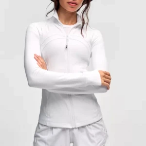 Lululemon Nulu Jacket Vit träningströja med dragkedja - Snygg och funktionell vit träningströja med dragkedja framtill. Tröjan har en tight passform och är tillverkad i ett syntetmaterial som andas. Perfekt för träning och aktiva dagar. Råkade köpa fel så jag vill inte ha den, endast använd 2ggr, nypris 1280kr, säljer billigare och pris går absolut att diskutera!! Lululemon storlek 2