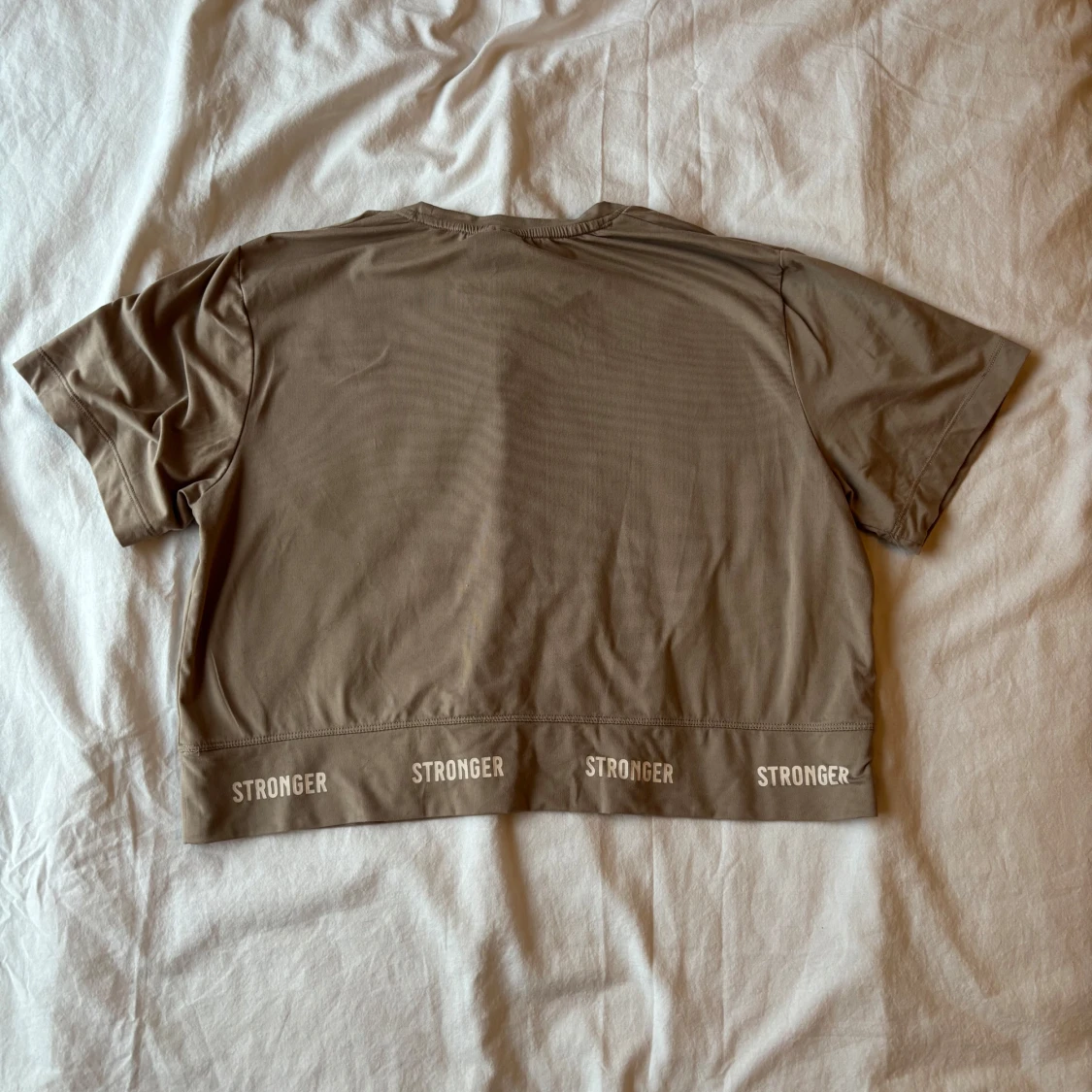 Croppad beige t-shirt från Stronger - 1