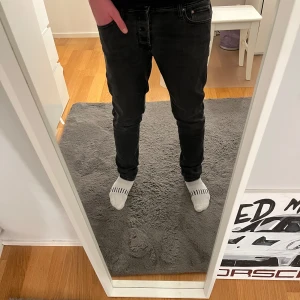 Jack and Jones slim Glenn - Säljer dessa riktigt snygga jeansen ifrån Jack & Jones. Modellen är slim Glenn och storleken är W30 L32. Skicket är perfekt bara använts ett fåtal gånger. Tveka inte på att fråga vid funderingar!!