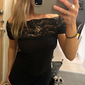 Topp med spets - Snygg offshoulder topp med spets. I fint skick och stretchigt material.