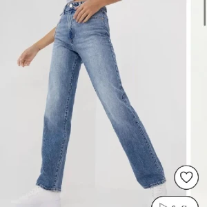 Abrand Jeans A '94 High Straight Erin - Snygga blå jeans från Abrand med en klassisk straight fit. Dessa högmidjade jeans har en stilren design och en diskret logga på bakfickan. Perfekta för en avslappnad look. 