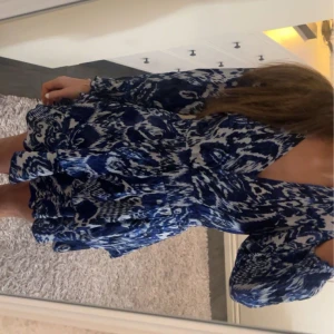 Blåmönstrad klänning från Zara - Snygg blåmönstrad klänning från Zara med v-ringning och långa ärmar. I storlek Xs, nästan helt oanvänd i skick 9/10💙 