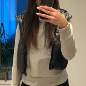 Väst - Svart väst som är skit snygg och perfekt till våren!!🖤🖤🖤🫶🏽🫶🏽🫶🏽🫶🏽