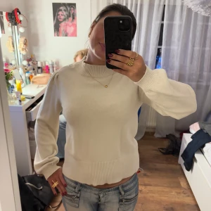 Vit stickad tröja - Säljer denna vita stickade tröja med fin passform. Den sitter lite tajtare nedtill och har lite större armar. Går även upp lite i kragen.  Använd fåtal gånger, är i bra skick. Kommer inte till användning längre💘💘