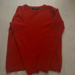 Röd tröja från Lisa yang - Snygg röd tröja från Lisa yang med rund halsringning. Perfekt till typ ett par shorts eller jeans och enkel att matcha med olika outfits. Äkta cashmere 🩷