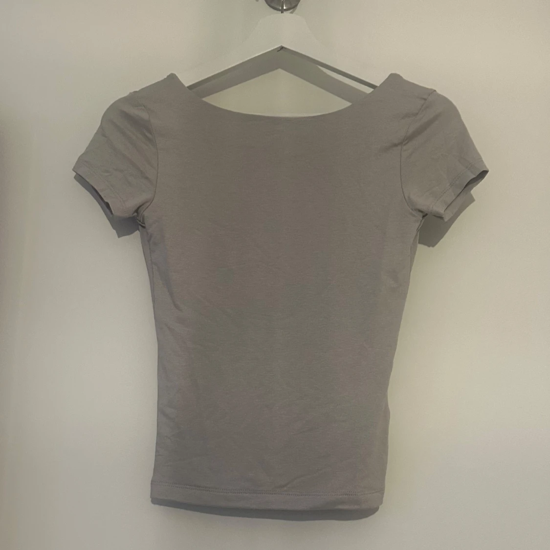 T-shirt med öppen rygg  - 1